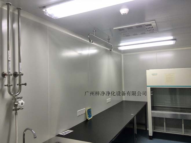 建造和使用潔凈室能有效減少室內(nèi)誘入、產(chǎn)生及滯留粒子。