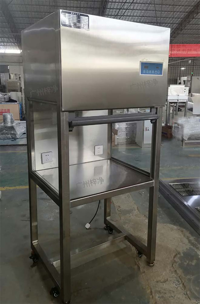 升降門超凈工作臺是采用單向空氣流，室內(nèi)空氣經(jīng)預(yù)初效過濾器進(jìn)入靜壓箱，再經(jīng)過高效空氣過濾器，最后在操作區(qū)內(nèi)形成高度潔凈的單向空氣流，是提供操作區(qū)高潔凈度工作環(huán)境的理想設(shè)備。