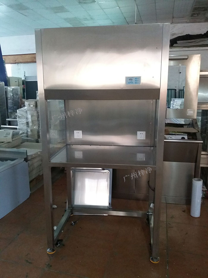 升降門超凈工作臺又稱為升降門潔凈工作臺、推拉門超凈工作臺、無菌工作臺