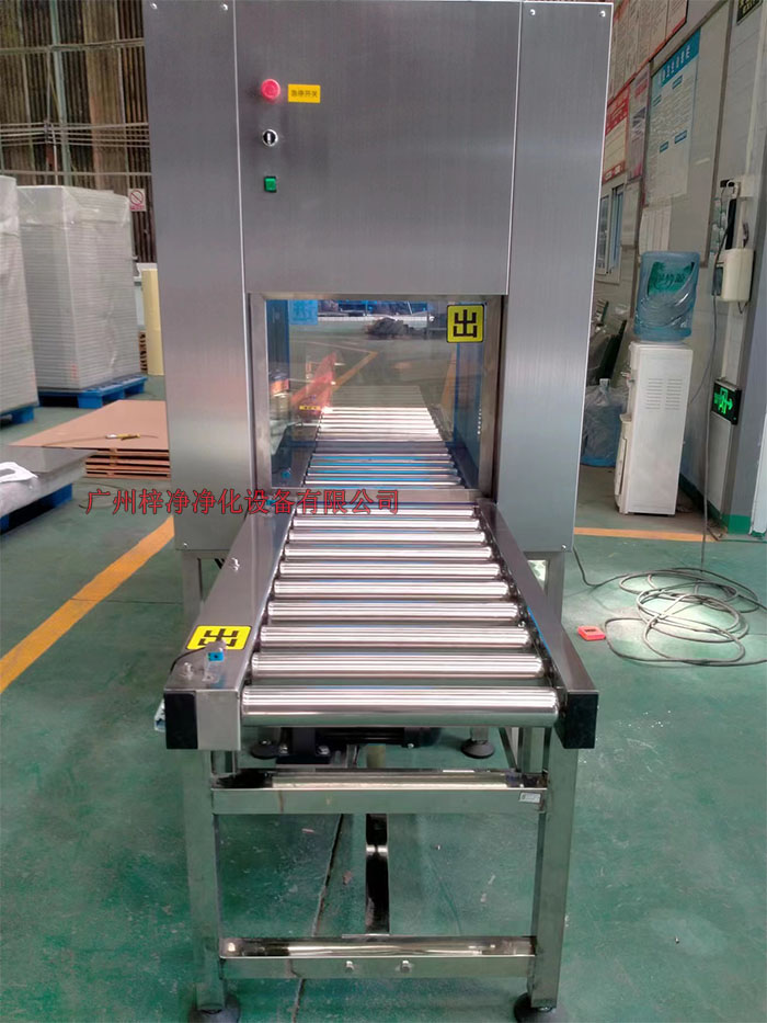 輸送帶傳遞窗的制作法于其它傳遞窗不一樣，輸送線傳遞窗下面加了條流水線，上層要傳遞貨物。