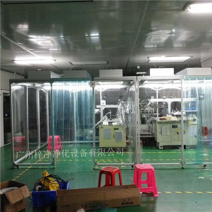 潔凈棚FFU高效過濾器長時間使用的過濾器內(nèi)部會積累大量塵埃，這些塵埃顆?？赡軙恢匦挛霛崈襞飪?nèi)，影響潔凈度。