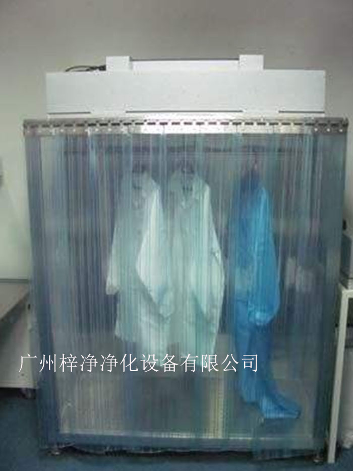 潔凈衣柜可制作為一體和分體，分體結(jié)構(gòu)為FFU+機(jī)架，在初效過(guò)濾器和高效過(guò)濾器終阻力的狀態(tài)下仍可保證風(fēng)量不變。
